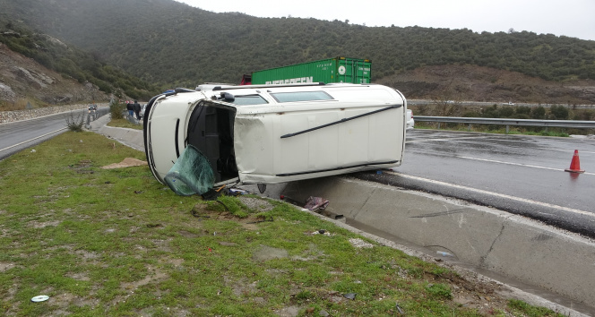 Ticari araç devrildi, biri çocuk 3 kişi yaralandı