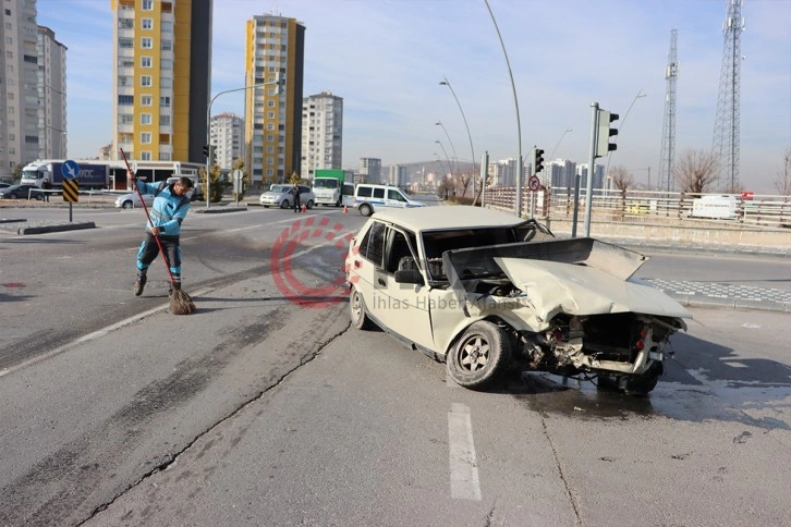 Ticari araçla çarpışan otomobil perte çıktı: 2 yaralı