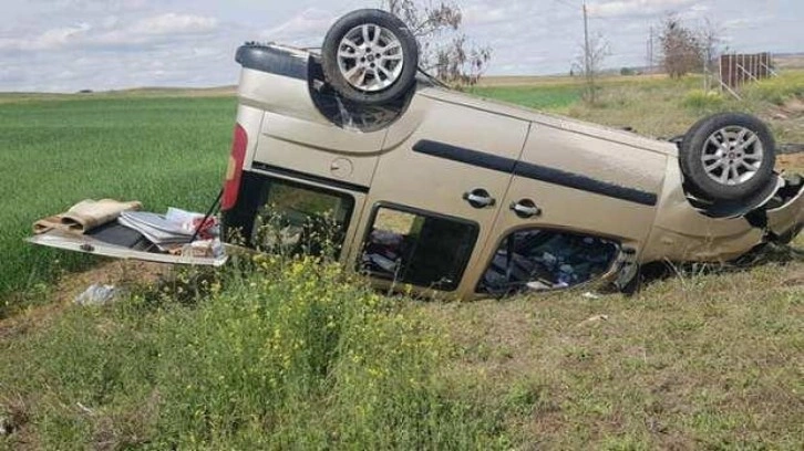 Tilkiye çarpmamak için ani manevra yapınca, ticari araç takla attı: 5 yaralı