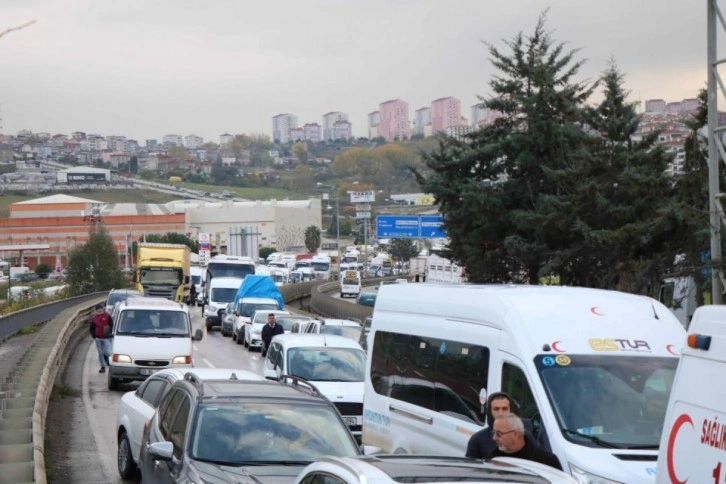 Tır ile kamyon çarpıştı, trafik felç oldu