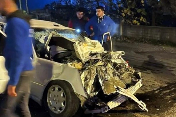 Tır ile otomobil kafa kafaya çarpıştı: 1’i ağır 2 yaralı