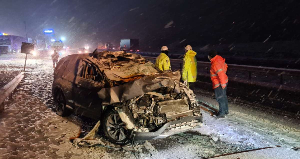 Tıra arkadan çarpan otomobilin sürücüsü ölümden döndü