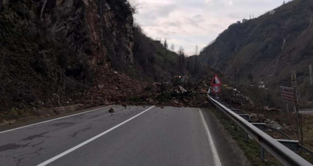 Tirebolu-Doğankent karayolunda heyelan