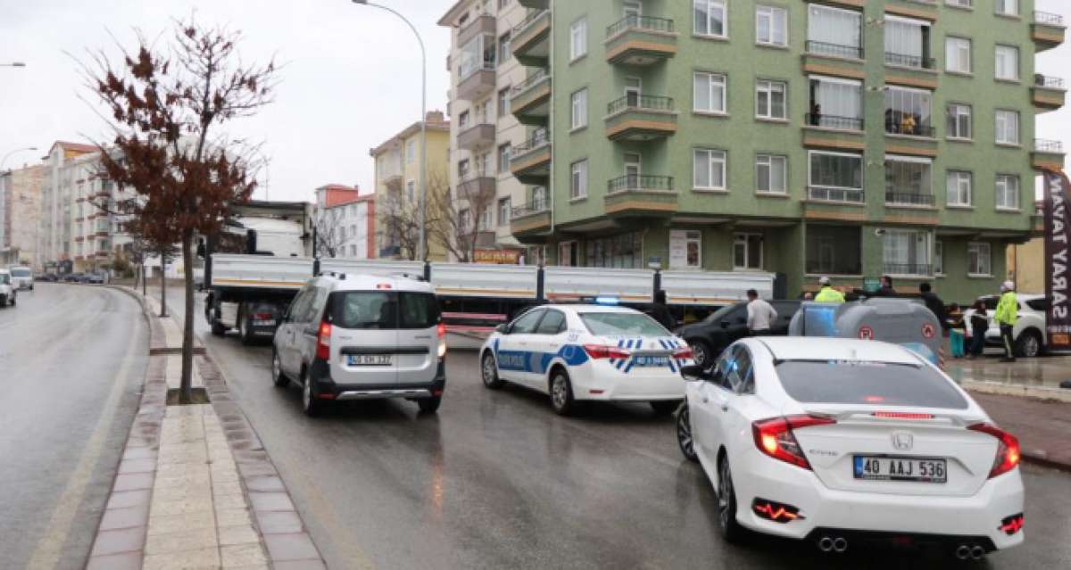 Tırı park etmek isterken park halindeki otomobile çarptı