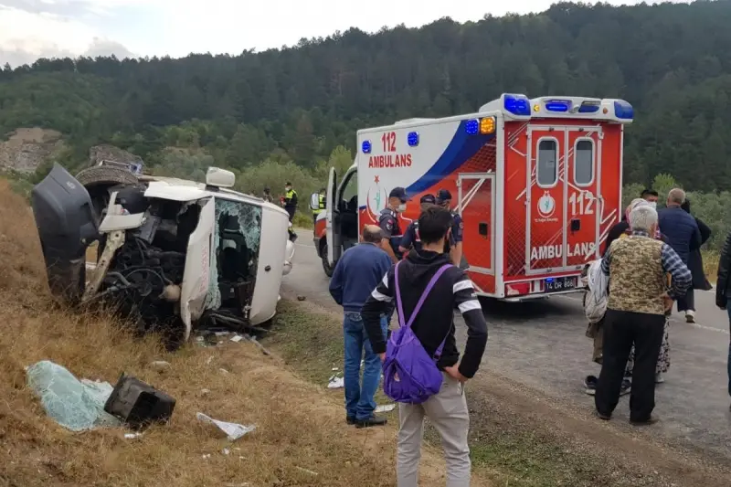 Tırla çarpışan işçi servisi yan yattı: 13 yaralı