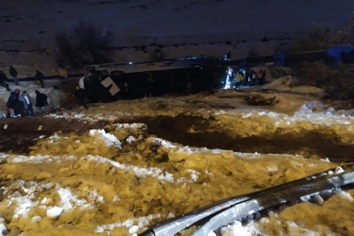 Tırla çarpışan yolcu otobüsü şarampole devrildi: 3'ü ağır 28 yaralı