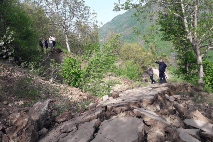 Tokat’ta eriyen kar suları heyelana neden oldu