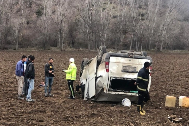 Tokat’ta minibüs tarlaya devrildi: 2 yaralı