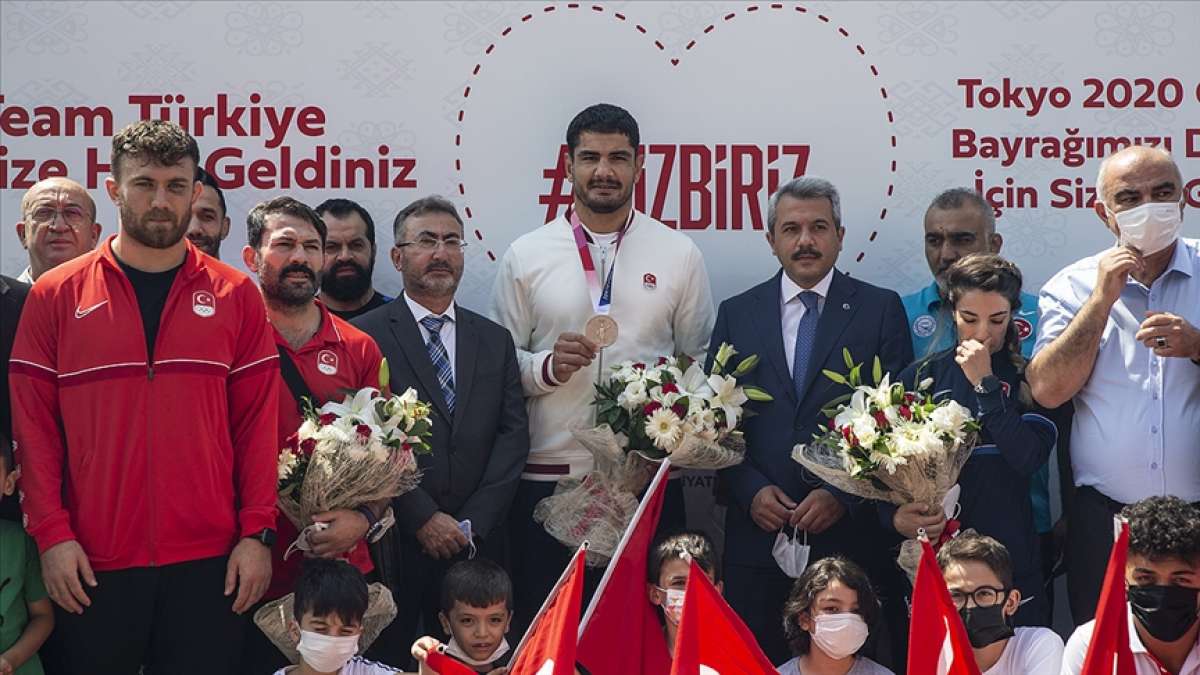 Tokyo'da bronz madalya kazanan Taha Akgül Ankara'da çiçeklerle karşılandı