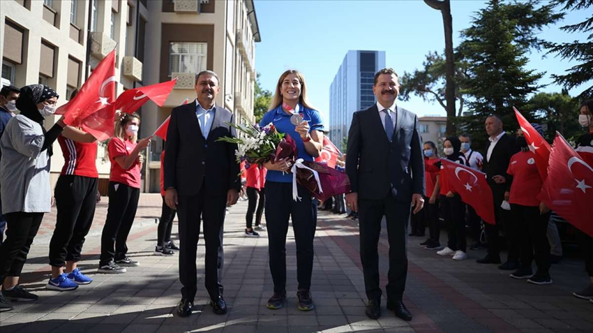 Tokyo'da bronz madalya kazanan Yasemin Adar'a Balıkesir'de coşkulu karşılama