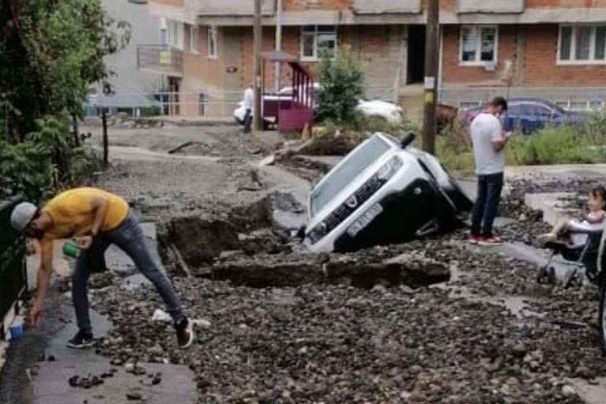 Trabzon'da şiddetli yağış etkili oldu, Arap turistin aracı çukura düştü