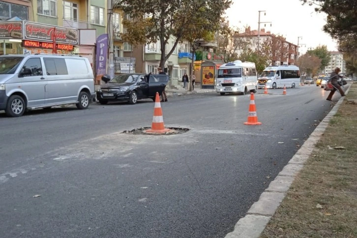 Trafiğin en yoğun saatinde mazgal onarımı sürücülere zor anlar yaşattı