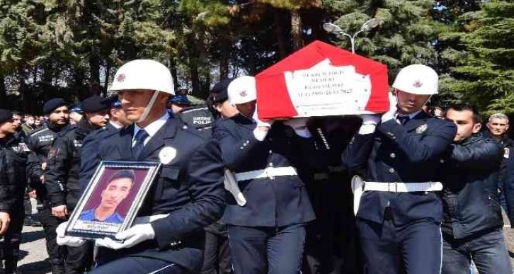 Trafik kazasında hayatını kaybeden polis ve eşi törenle memleketilerine uğurlandı