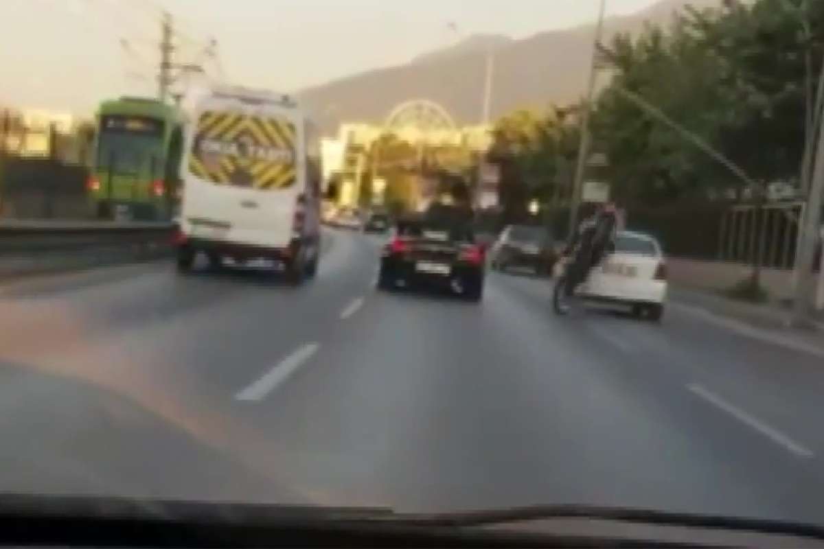 Trafikte makas atan motosiklet sürücüsü otomobile böyle çarptı