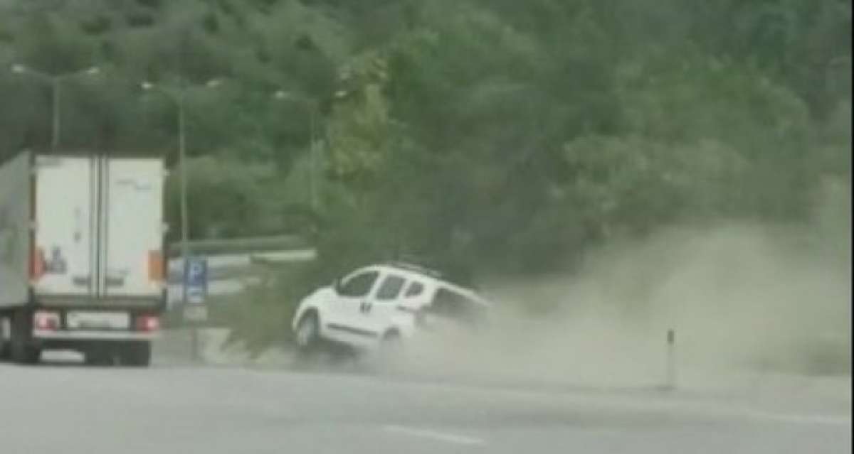 Trafikte yol verme tartışması kamerada