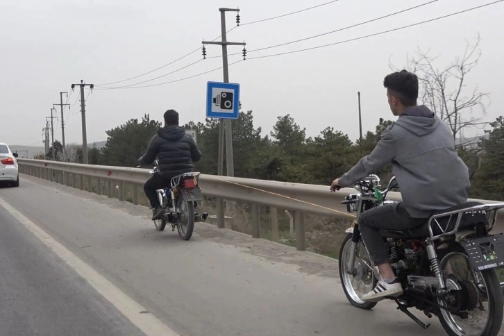 Trafikteki tehlikeli yolculuk görenleri şoke etti