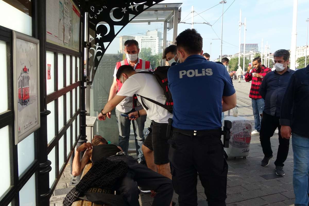 Tramvay durağında uyuşturucu krizine giren şahıs polisi harekete geçirdi