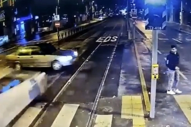 Tramvay yolunda akılalmaz kaza kamerada