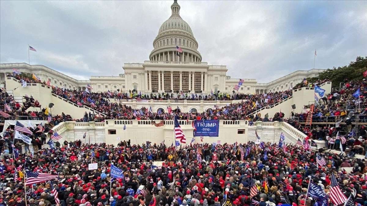 Trump'ın eski danışmanı Stone'nin koruması Kongre baskınıyla ilgili gözaltına alındı