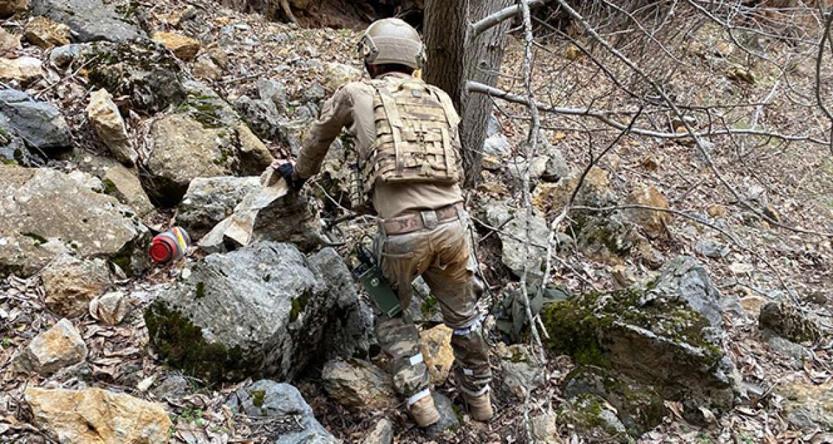 Tunceli'de teröristlere ait iki sığınak imha edildi