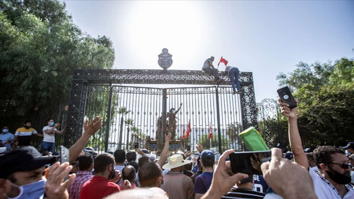 Tunus sokağında Cumhurbaşkanı Said'in kararlarına destek olan da var itiraz eden de