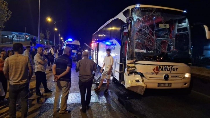 Turgutlu’da yolcu otobüsü TIR'a arkadan çarptı: 3 yaralı