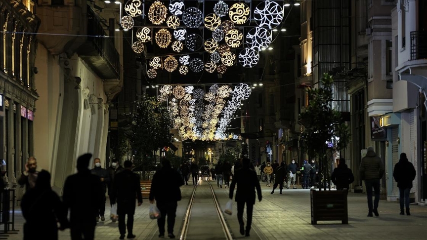 Turistler İstiklal Caddesi'nin tadını çıkardı