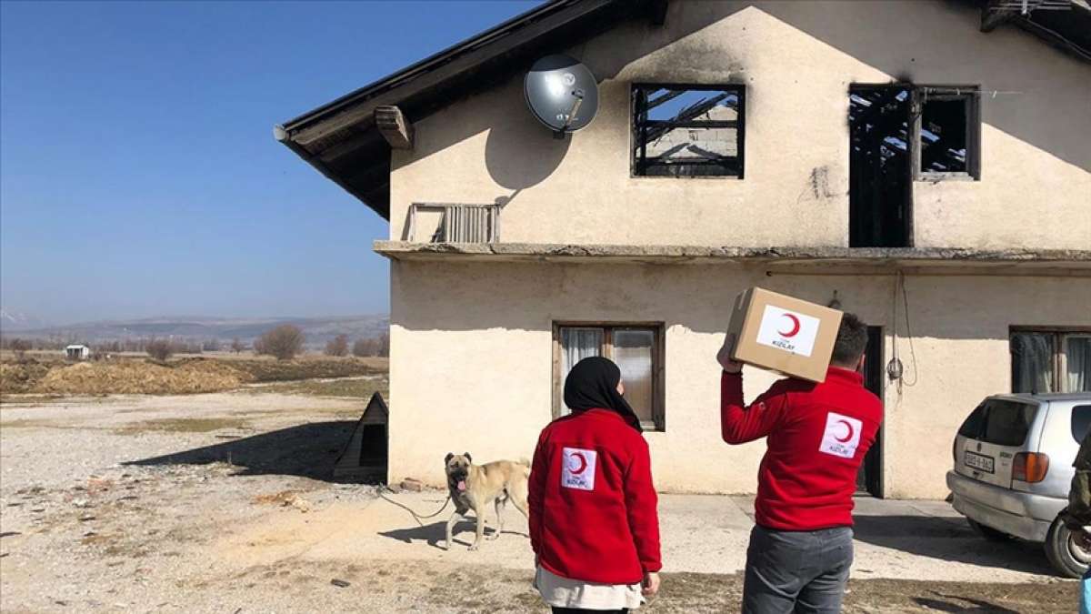 Türk Kızılay, Bosna Hersek'te ihtiyaç sahiplerine gıda paketi dağıttı