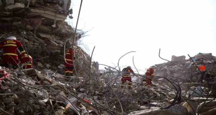 Türk ve El Salvadorlu ekipler 150 saat sonra 1 kadın ve 1 çocuğu enkazdan sağ çıkardı