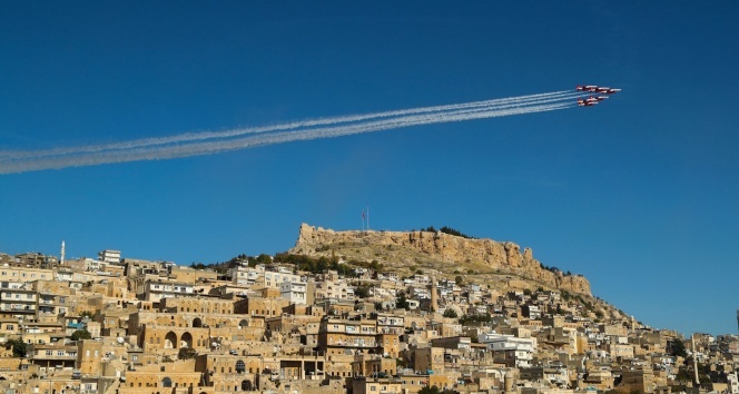 Türk Yıldızları’nın Mardin semalarındaki gösterisi hayran bıraktı