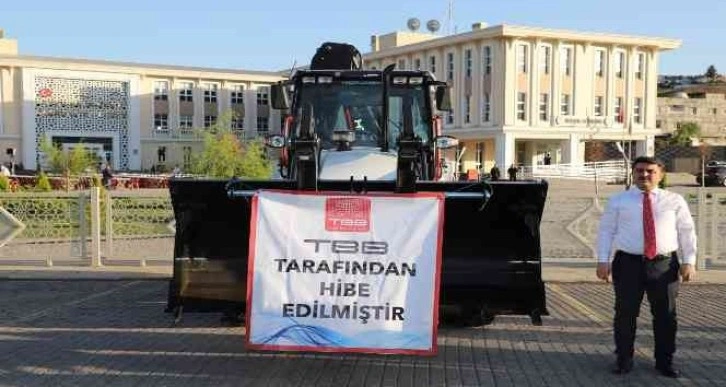 Türkiye Belediyeler Birliği’nden Cizre Belediyesine kepçe hibe edildi