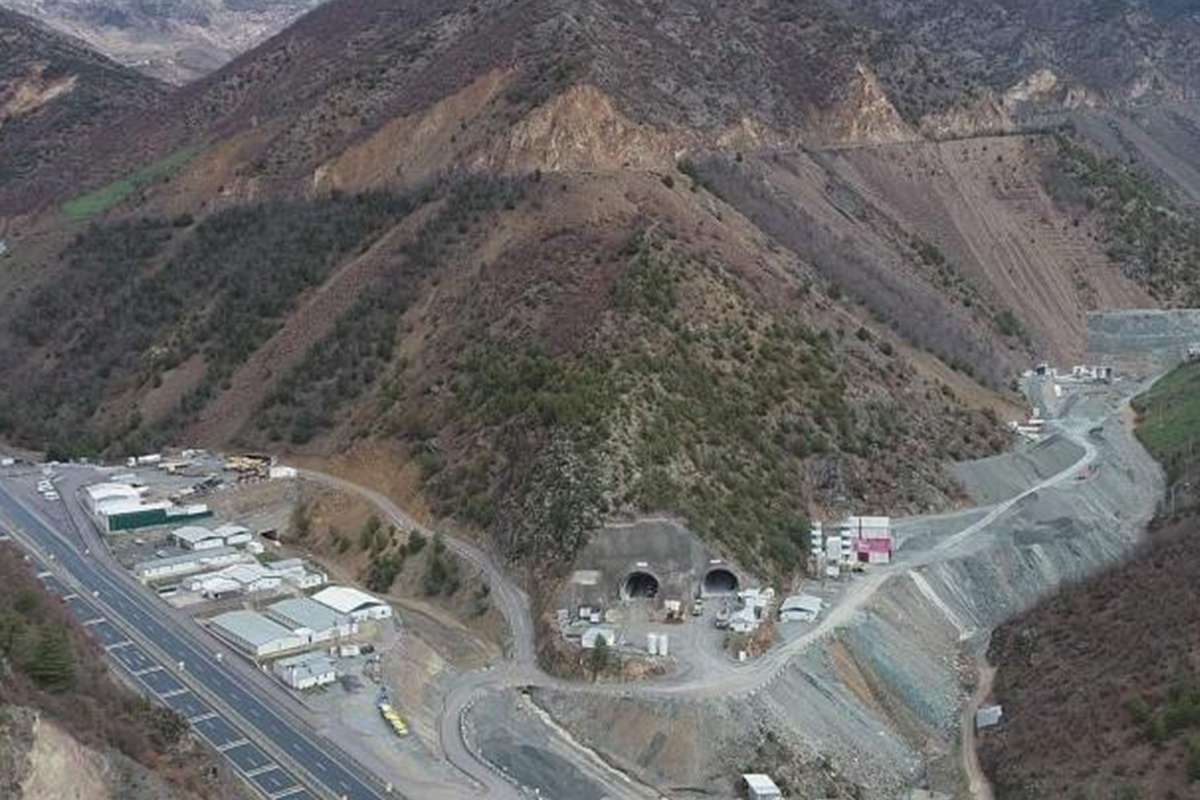 Türkiye'nin ve Avrupa'nın en büyük çift tüp karayolu tünelinin yüzde 91'i tamamlandı