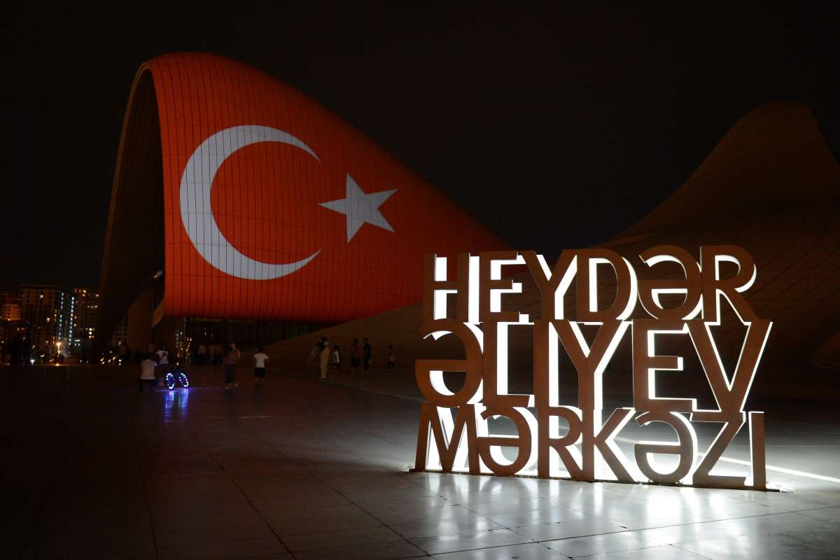 Türkiye'ye destek amacıyla Haydar Aliyev Merkezi'ne Türk bayrağı silüeti yansıtıldı