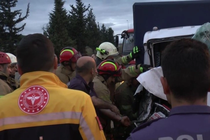 Tuzla Şekerpınar mevkisinde iki kamyonet çarpıştı: 3 yaralı