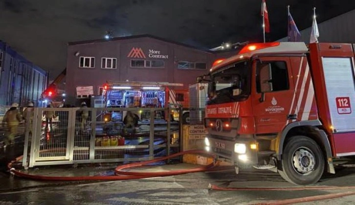 Tuzla'da mobilya fabrikası alev alev yandı