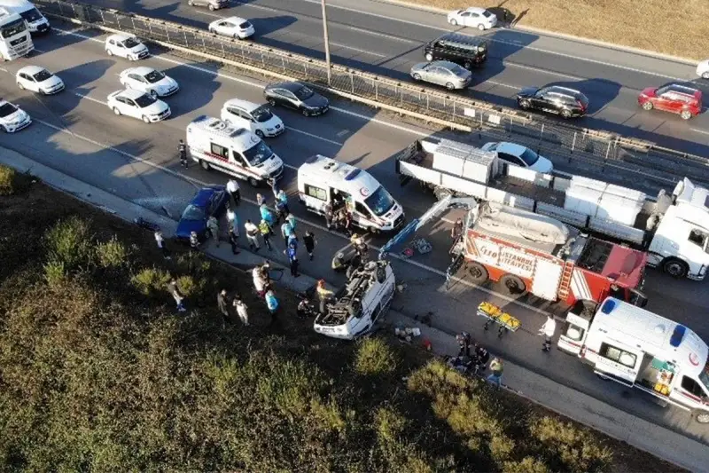 Tuzla'da tekeri patlayan midibüs takla attı: 2 yaralı