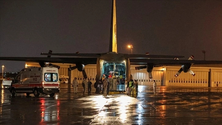 Uçak ambulanslar deprem bölgelerinden 900'ün üzerinde yaralıyı taşıdı