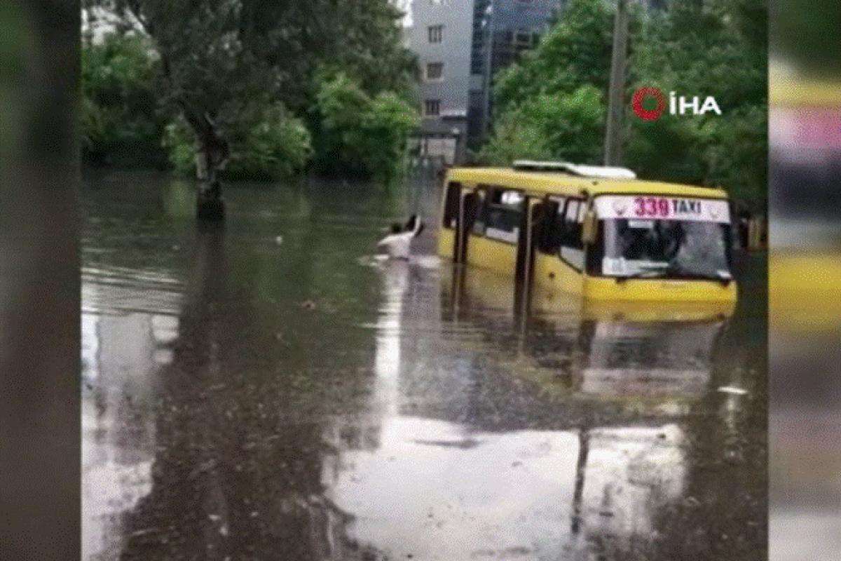 Ukrayna'yı yeniden sel vurdu