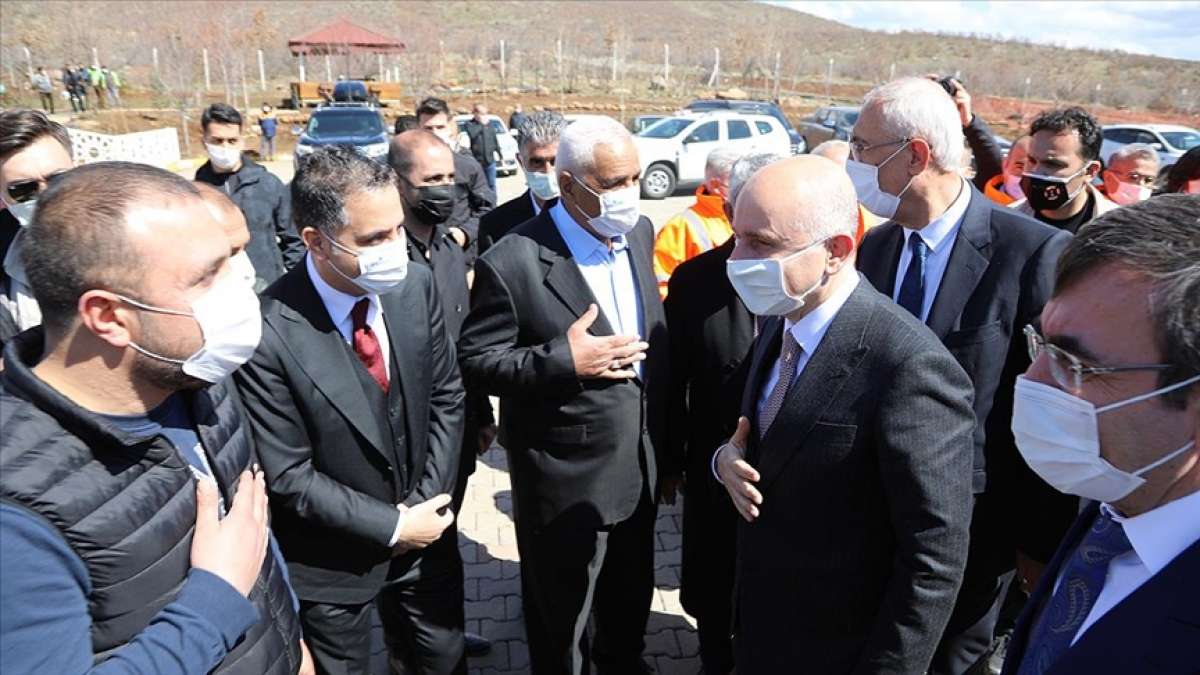 Ulaştırma ve Altyapı Bakanı Karaismailoğlu Bingöl Kuzey Çevre Yolu'nda incelemelerde bulundu