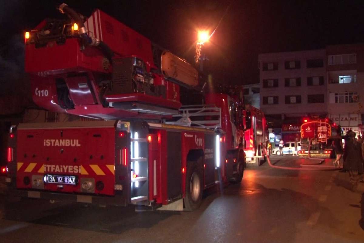 Ümraniye'de binayı yakan madde bağımlıları mahalleyi ayağa kaldırdı