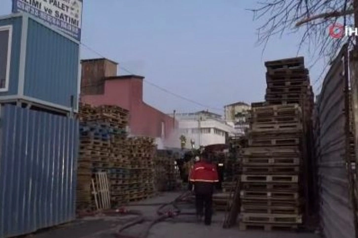 Ümraniye’de palet üretimi yapan fabrika alevlere teslim oldu