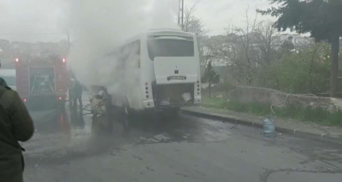 Ümraniye'de park halindeki otobüs alevlere teslim oldu