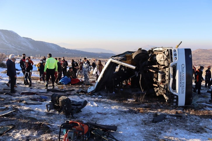 Üniversite öğrencilerini taşıyan midibüs devrildi: 1 ölü, 21 yaralı