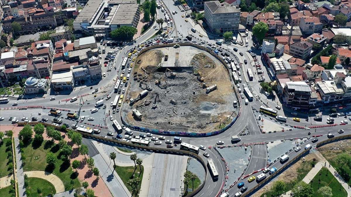 Unkapanı Kavşağı Köprüsünün yıkılması trafik yoğunluğuna yol açtı