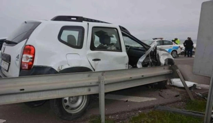 Ünye'de hatalı sollama yaptığı otomobiliyle bariyerlere çarptı!