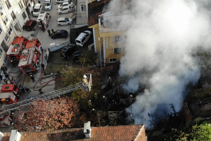 Üsküdar'da 2 katlı ahşap bina küle döndü!