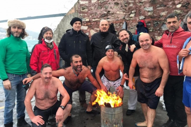 Üsküdar'da karın altında boğazın serin sularında yüzdüler