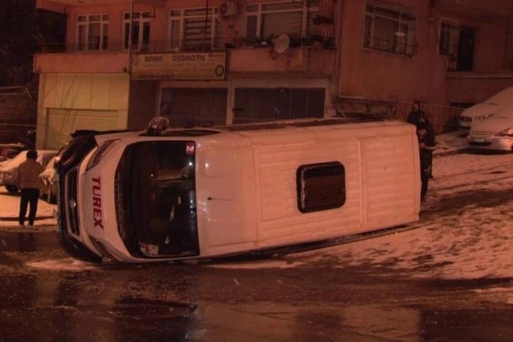 Üsküdar’da karlı yolda kontrolünü kaybeden servis yan yattı