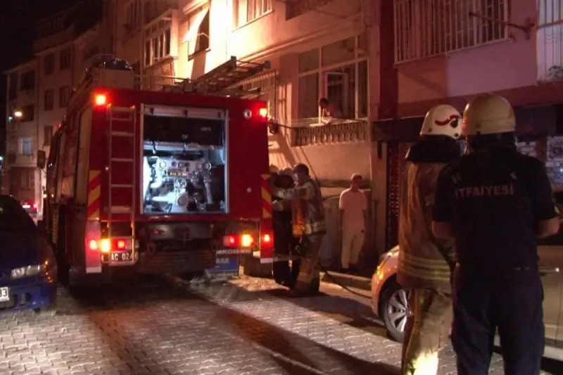 Üsküdar’da korkutan yangın: Yaşlı kadın ve kızı evde mahsur kaldı