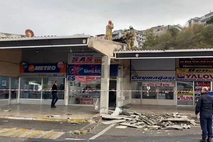 Üsküdar’da şiddetli rüzgarda otobüs yazıhanenin çatısı uçtu